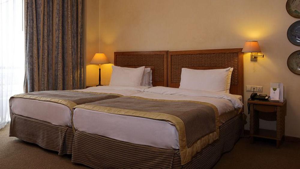 ביירות Warwick Palm Beach Hotel מראה חיצוני תמונה